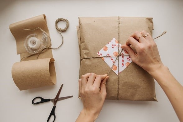 Packaging gifts in paper without cardboard