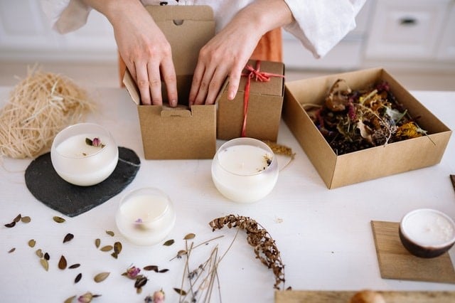 Make your own decorative filling paper for a gift box