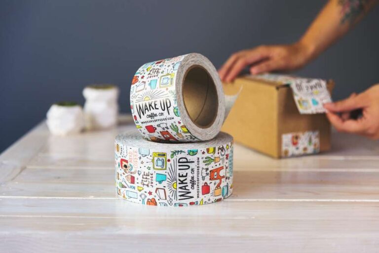 Adhesive cardboard: suitable connections for a gift box