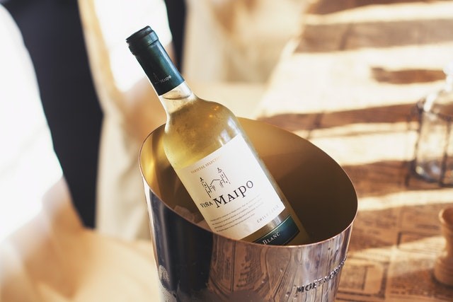 Packaging a wine bottle as a gift: five design ideas