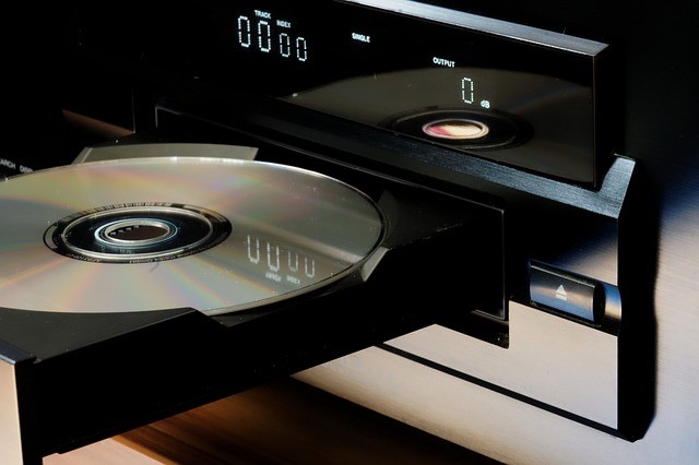 CDs and DVDs packaging: case, edge protection and shipping packaging