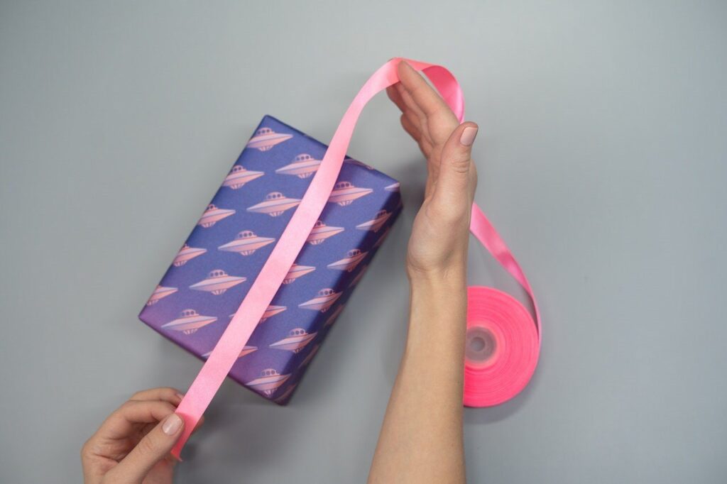 Decorate gift box: personal ideas with paper and ribbons