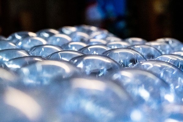 How bubble wrap is created: material, air chambers and processing